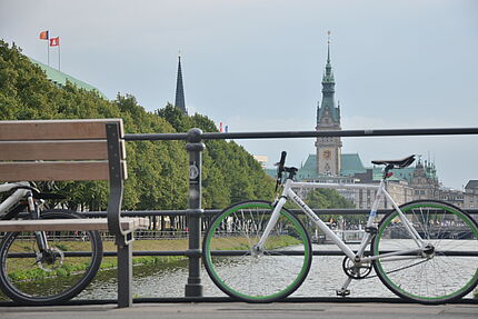 Fahrrad vor dem Hamburger Rathaus u. Binnenalster