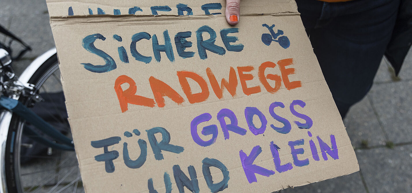 Plakat "Sichere Radwege für groß und klein"