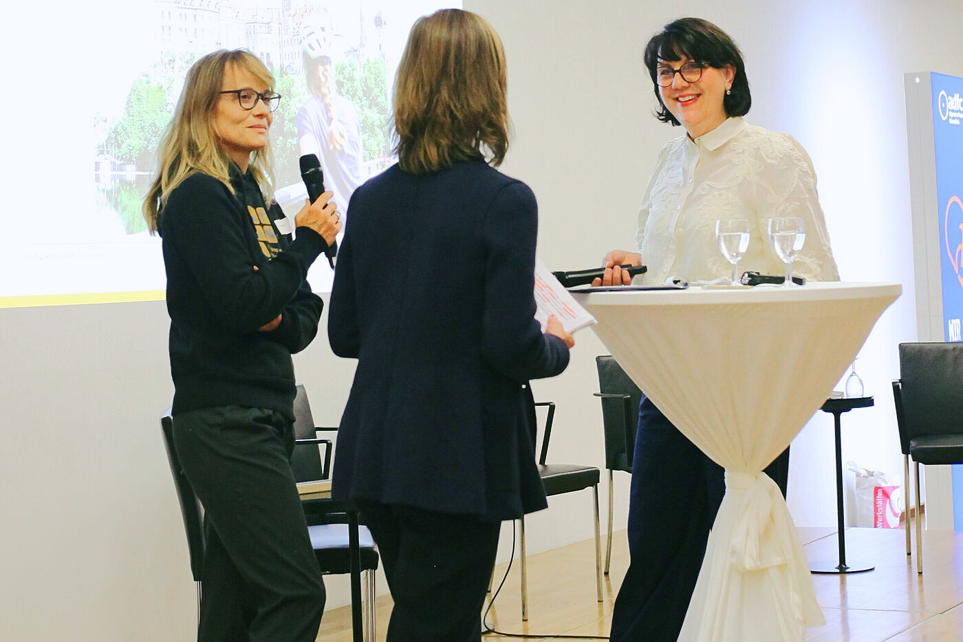 TandemTalk Radtourismus: Juliane Langer (Moderation) mit Dr. Andrea Möller (dwif) & Ursula Teufel (Schwäbische Alb Tourismus)