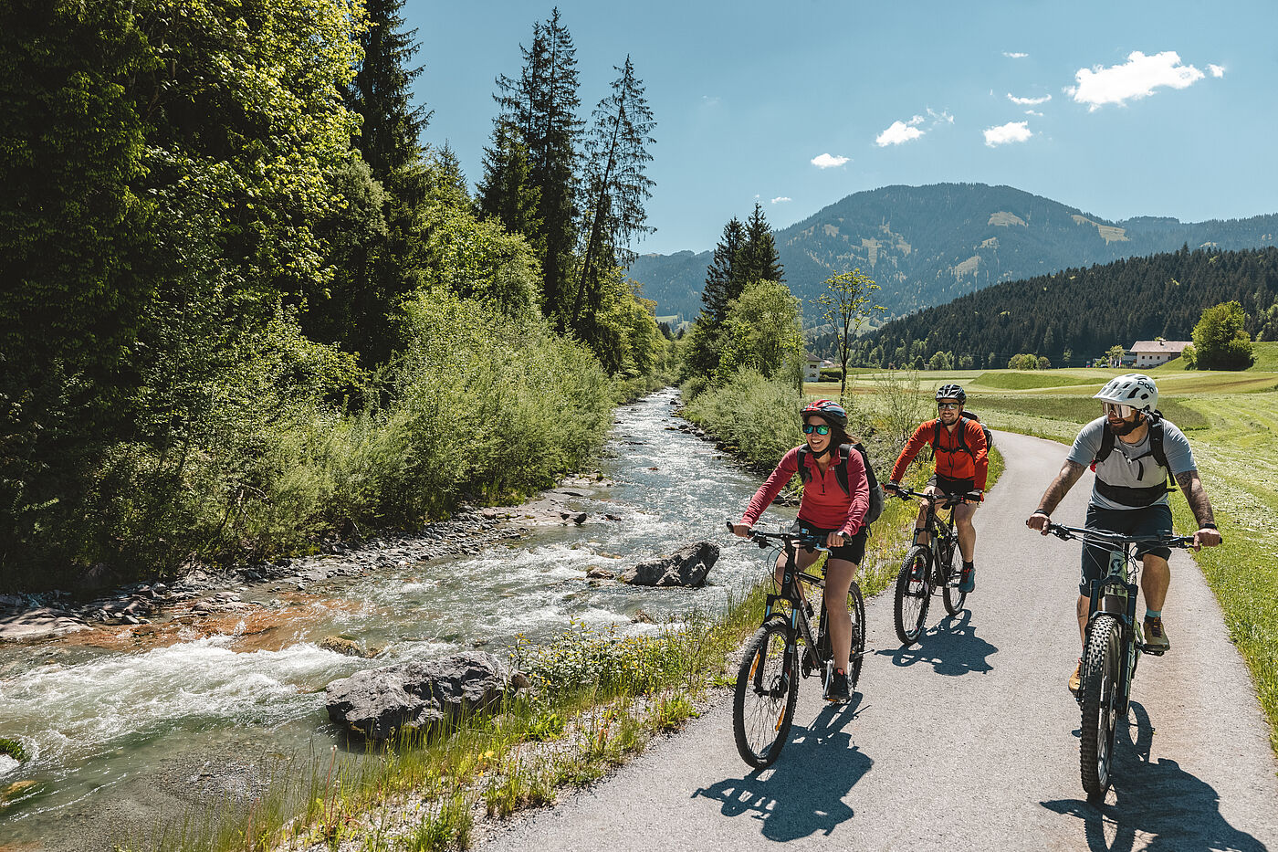 Radfahren entlang der Pölvenradrunde Radfahren entlang der Pölvenradrunde