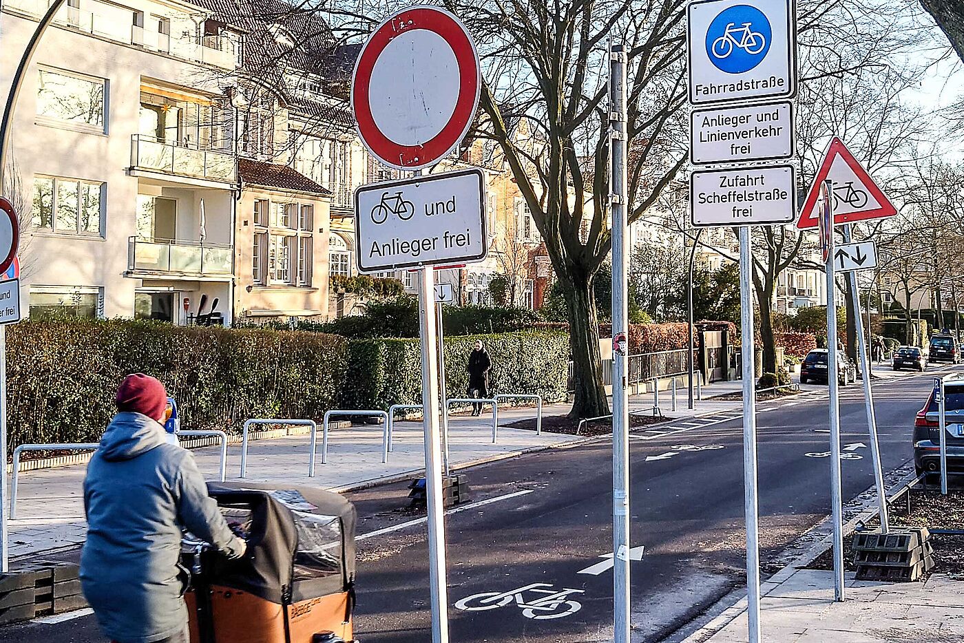 Schilderkunde: Um Touristenbussen die Durchfahrt zu ermöglichen, ist die Fahrradstraße Bellevue an der Alster nicht nur für „Anlieger“, sondern auch für „Linienverkehr“ frei gegeben.