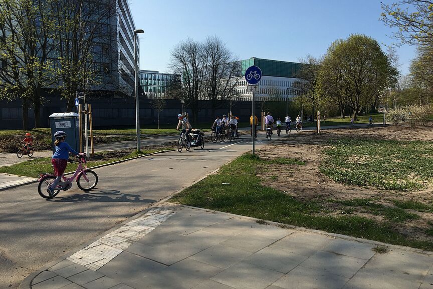 Bezirksrat Radfahrende auf der asphaltierten Veloroute im Pergolenviertel