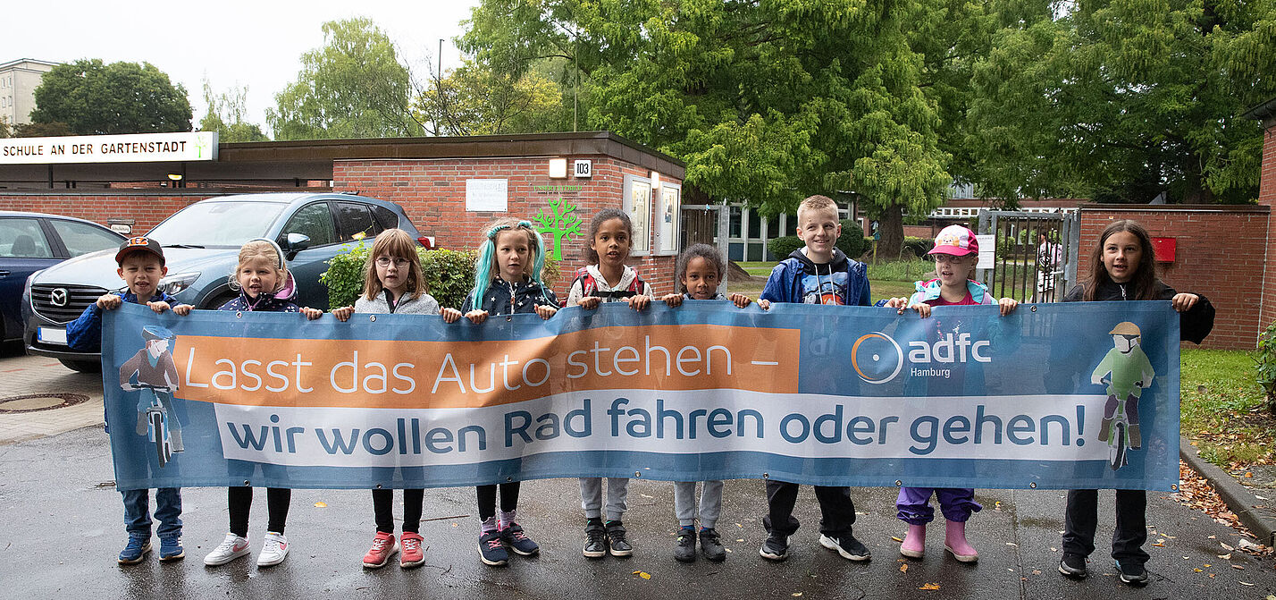 Schüler*innen mit ADFC Banner vor der Schule An der Gartenstadt