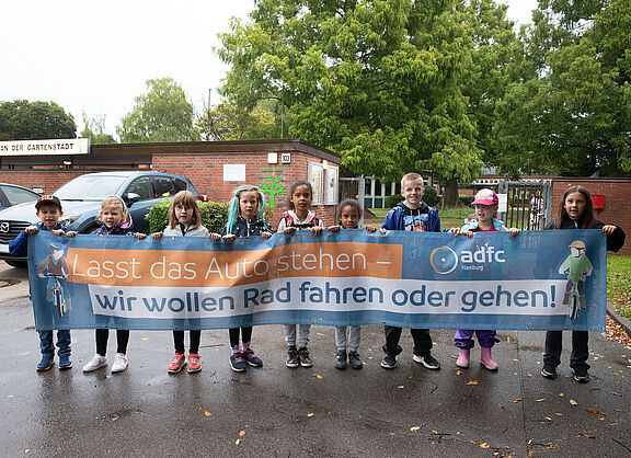 Schüler*innen mit ADFC Banner vor der Schule An der Gartenstadt