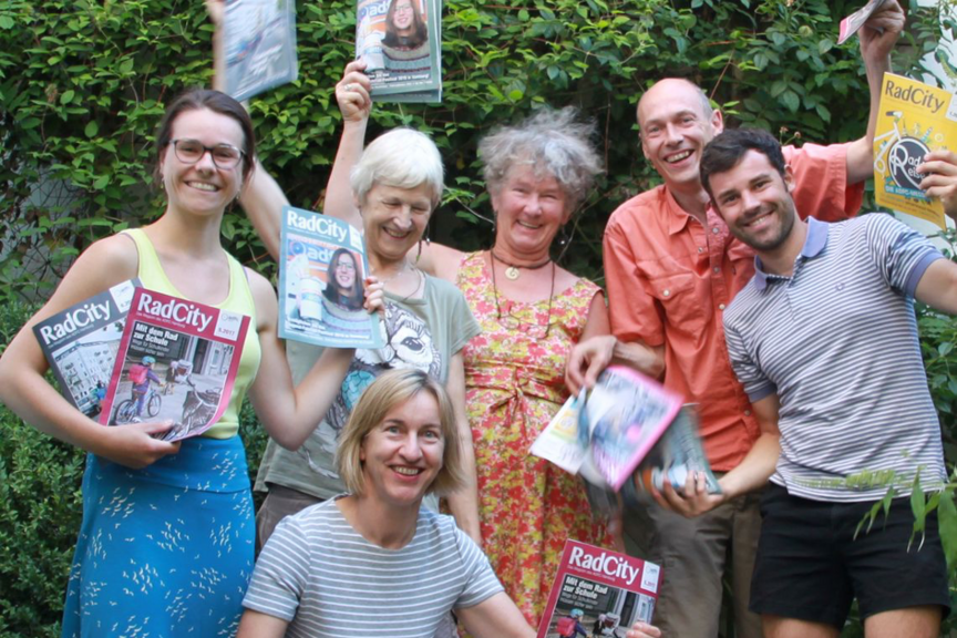 RadCity-Redaktion Mitglieder*innen des Arbeitskreis RadCity zeigen Exemplare vergangener Ausgaben