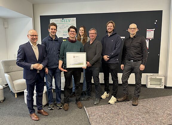 Glodzertifikat für den LSBG Hamburg Eine Gruppe von Menschen mit einem gerahmten Zertifikat