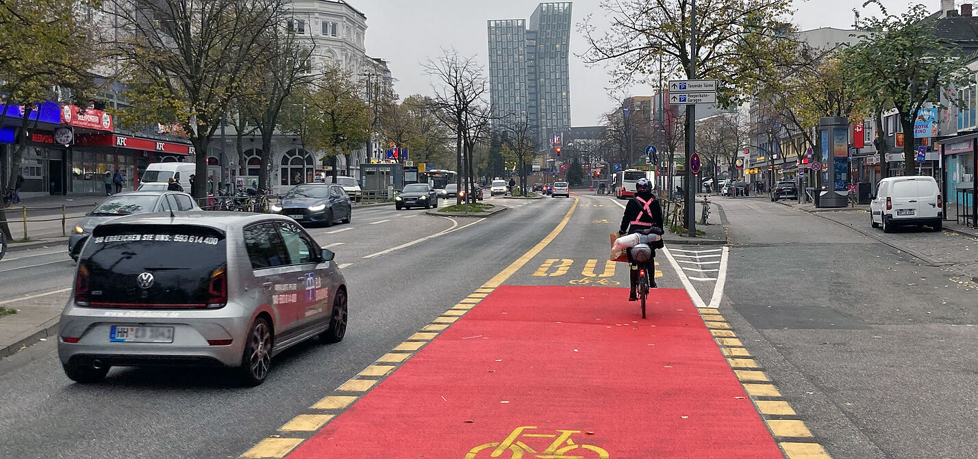 Neue Pop-up-Bikelane auf der Reeperbahn, roter Radstreifen auf grauem Asphalt