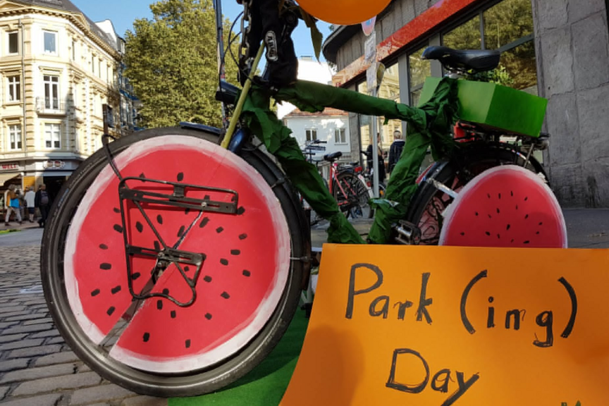 Parking Day Dekoriertes Fahrrad zum Parking Day