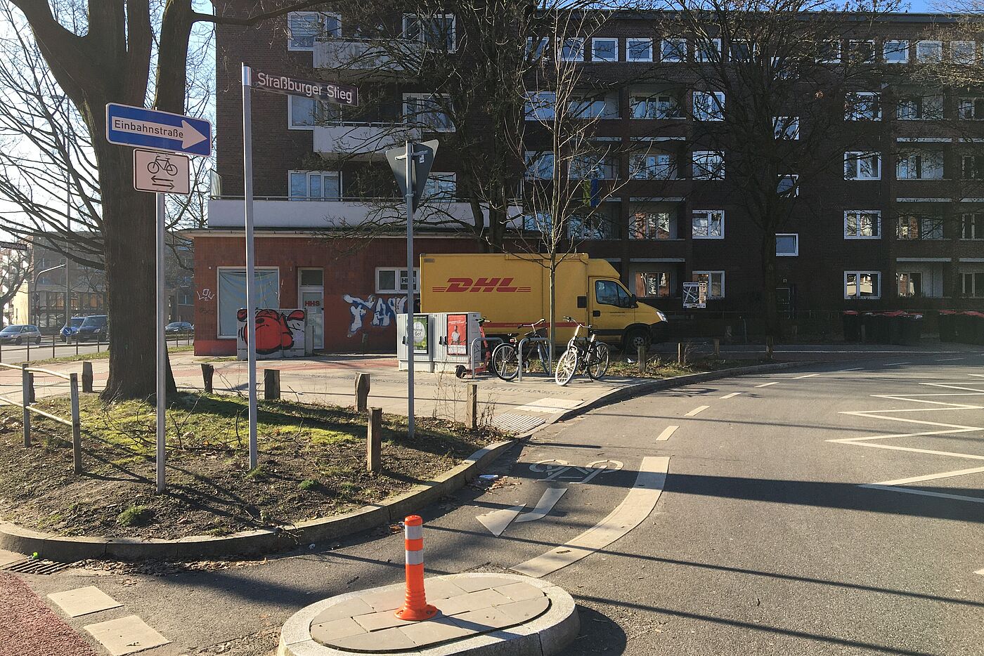 Der Straßburger Stieg ist eine in Gegenrichtung für den Radverkehr freigegebene Einbahnstraße. Eine kleine Verkehrsinsel schützt Radfahrende an der Einmündung.