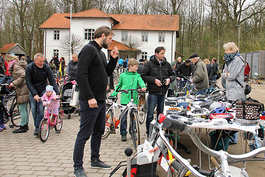 Fahrradflohmarkt Menschen schlendern über den Fahrradflohmarkt