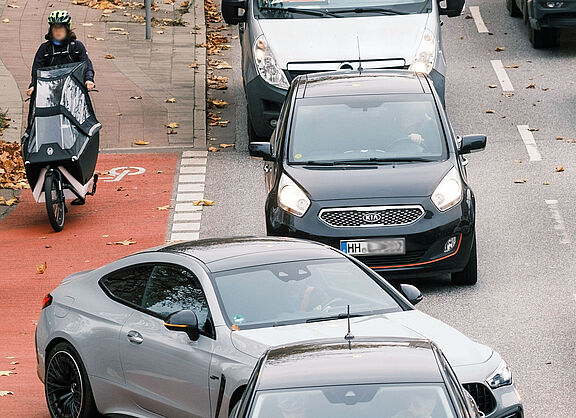 Straßenverkehr mit Fahrrädern und Pkw