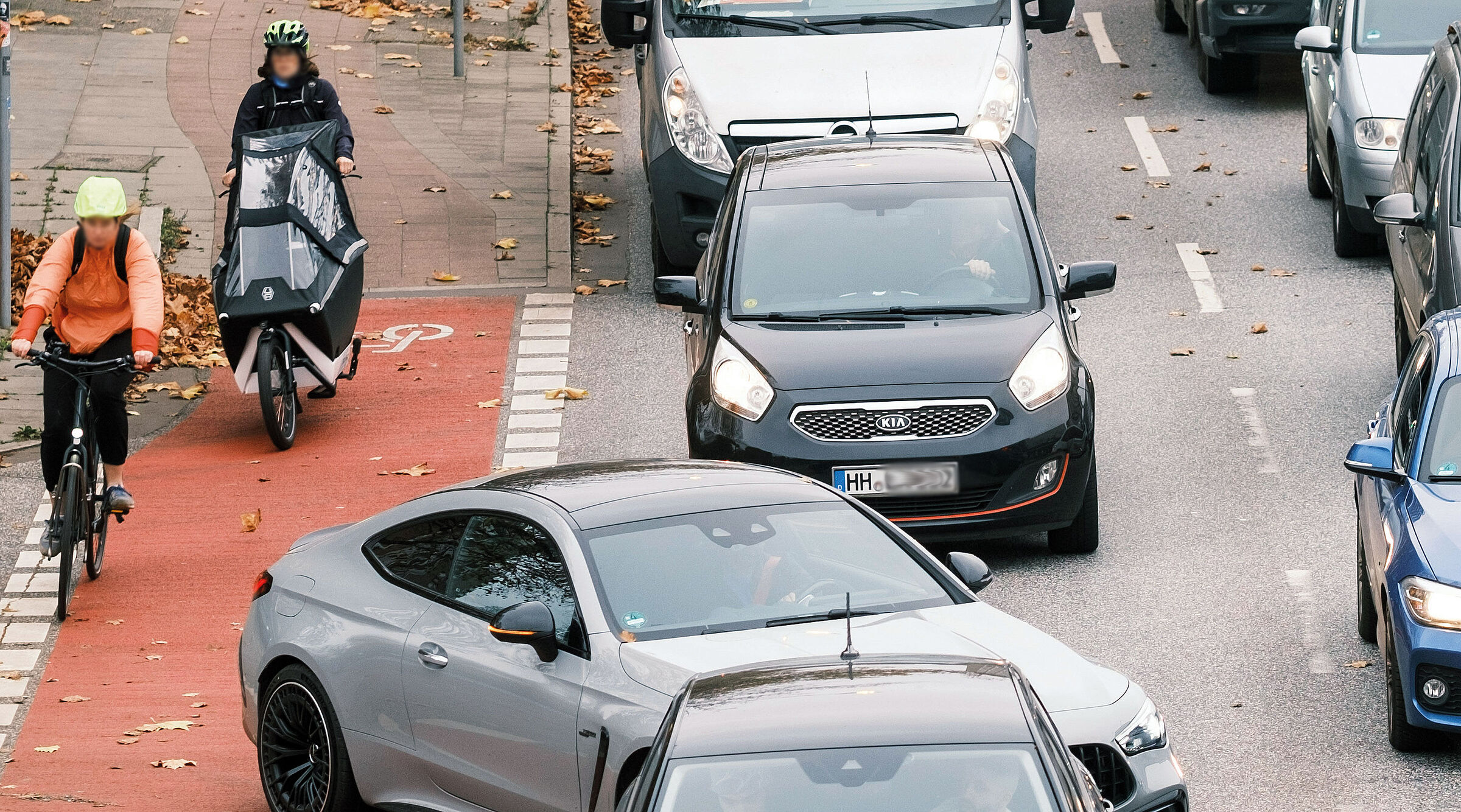 Straßenverkehr mit Fahrrädern und Pkw