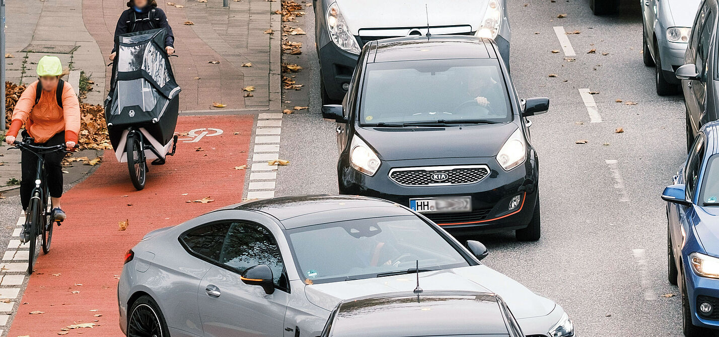 Straßenverkehr mit Fahrrädern und Pkw