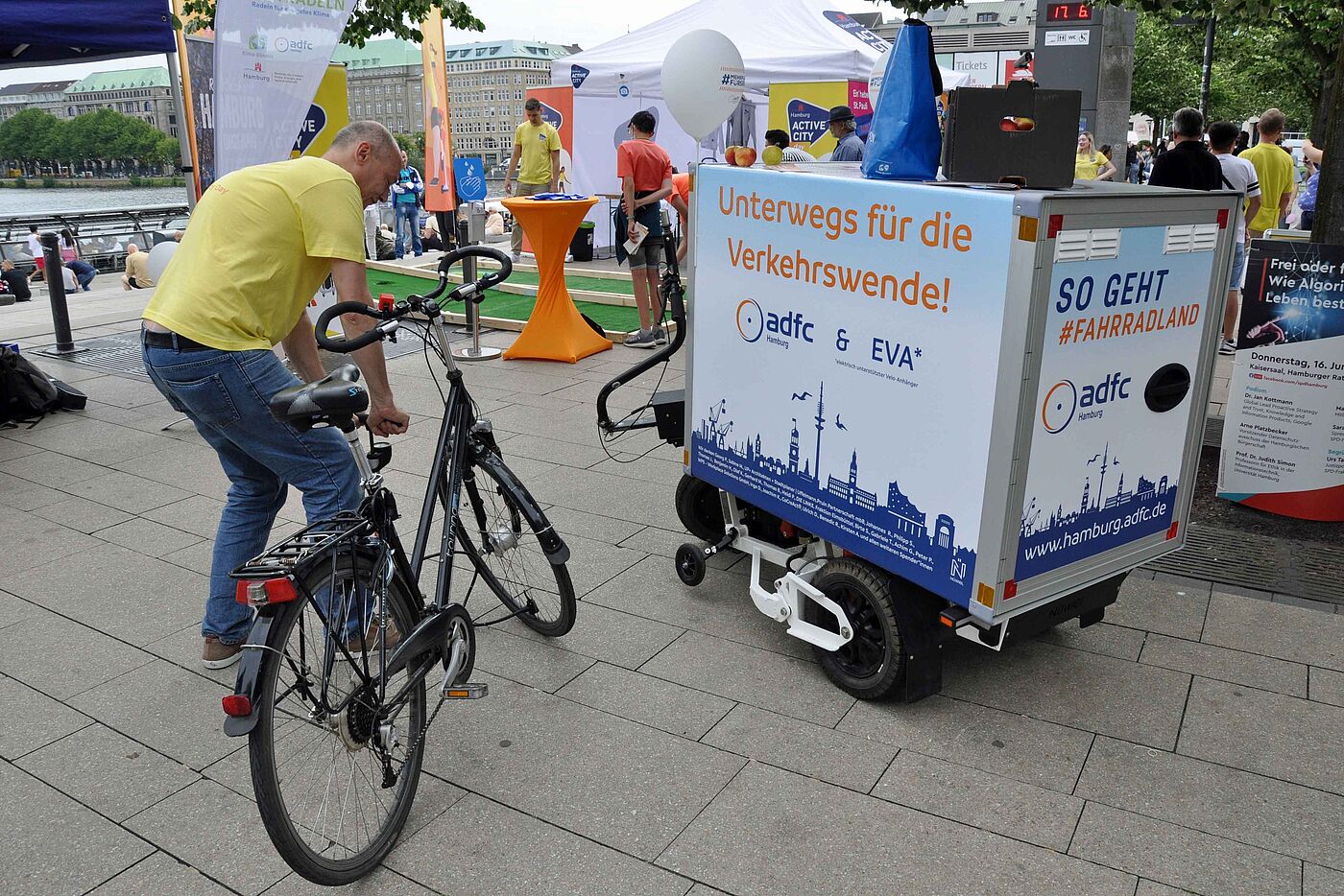 Georg pumpt ein Fahrrad auf