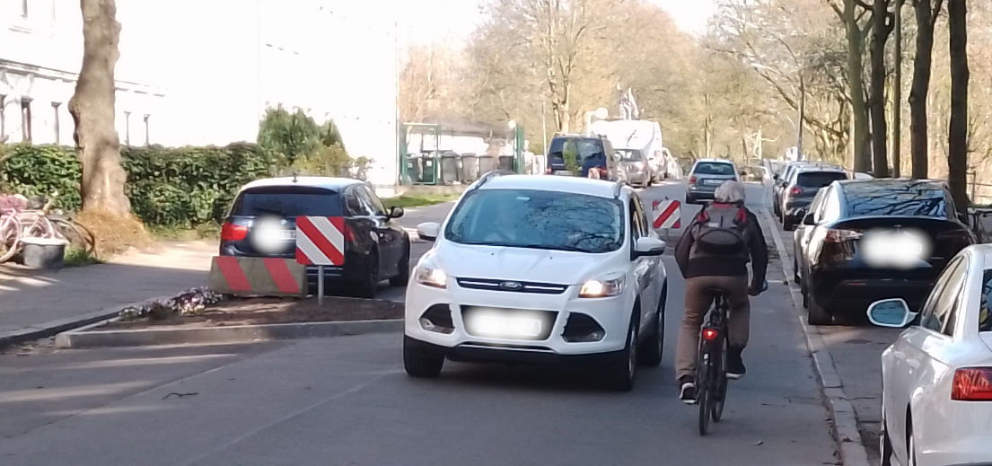 Sicherheit und Akzeptanz für Radfahrende: In Hamburg problematisch. Ein Radfahrer wird von einem Autofahrenden bedrängt.