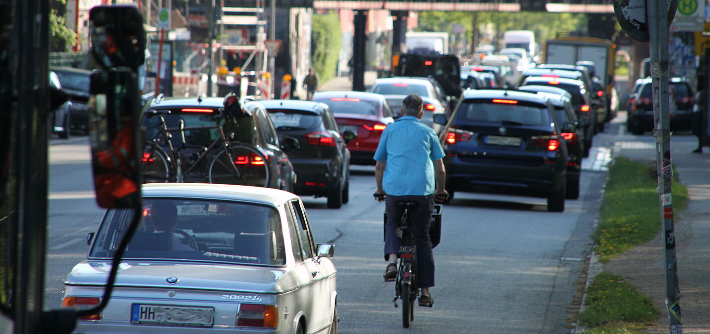 Radfahren_Spass_oder_Stress Einsamer Radfahrender im Hamburger Radverkehr