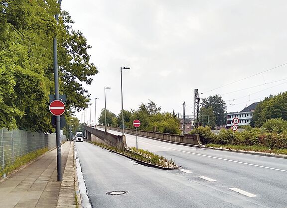 Wohin des Weges als Radfahrer*in? Absteigen und schieben? Das kann doch nicht wahr sein!