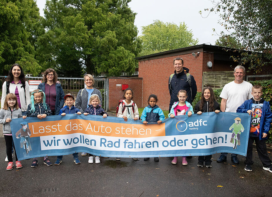 20250905_BannerSchulstart_K_Lepik_1_kl Eltern und Kinder der Schule An der Gartenstadt halten das ADFC-Banner zum Schulstart