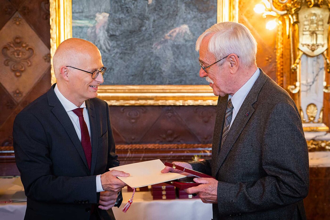 Uwe Jancke erhält die die Urkunde und Medaille aus der Hand des Esten Bürgermeisters Peter Tschentscher