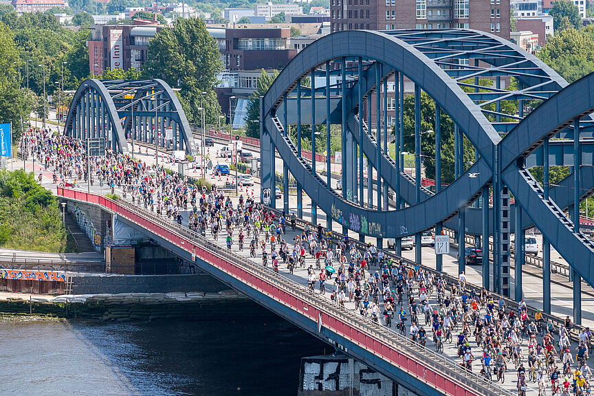 Sternfahrt HH 2025: Freihafenelbbrücke Viele Radfahrende auf der Freihafenelbbrücke, Sternfahrt Hamburg 2025