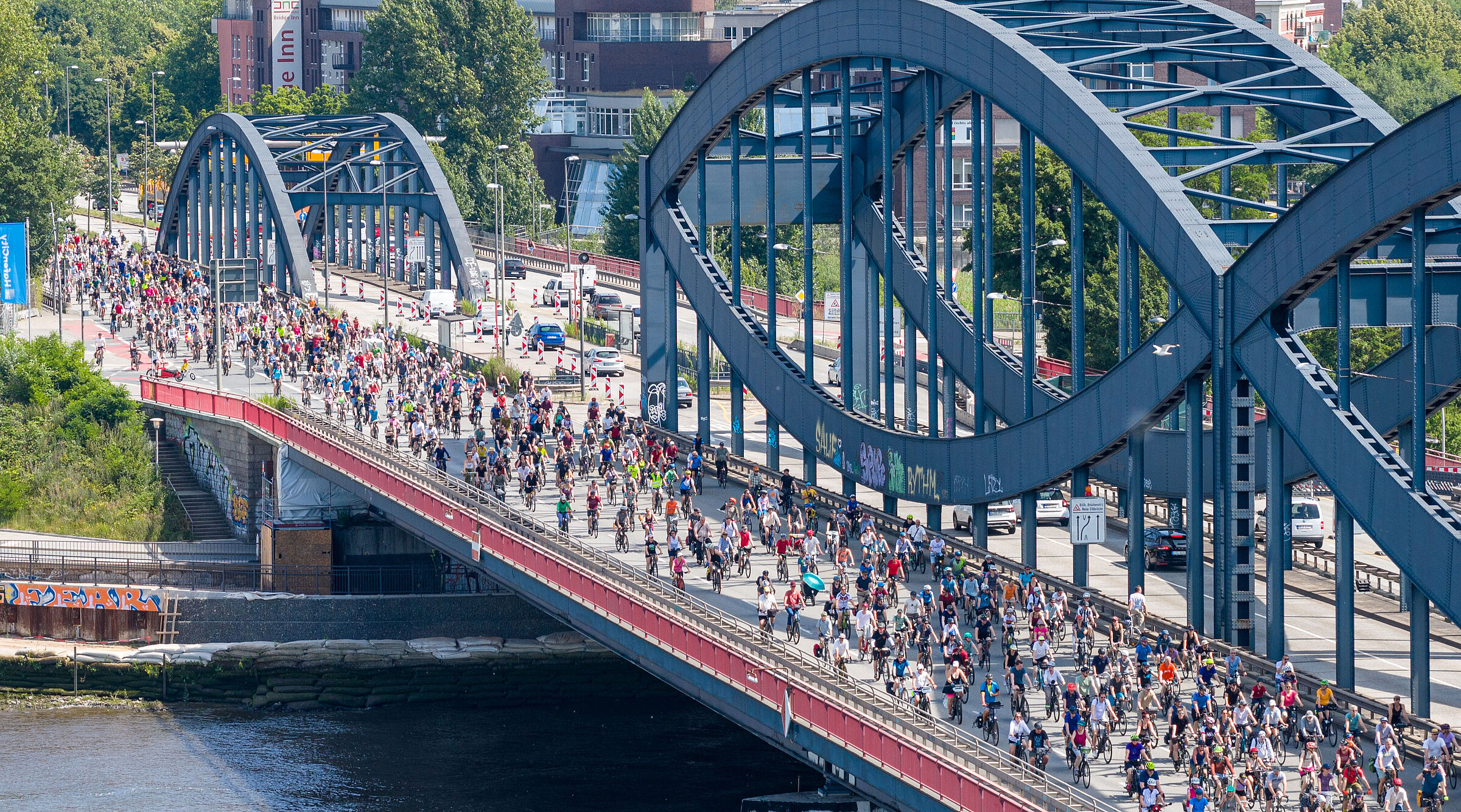 Viele Radfahrende auf der Freihafenelbbrücke, Sternfahrt Hamburg 2025