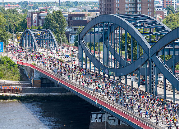 Viele Radfahrende auf der Freihafenelbbrücke, Sternfahrt Hamburg 2025