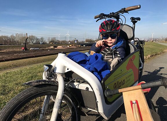 Kind im Lastenrad