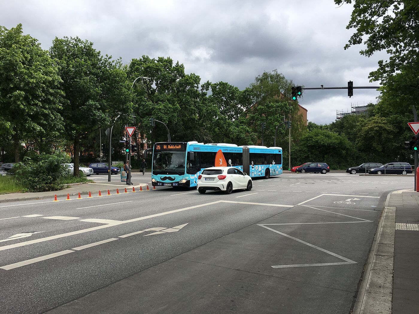 Blick aus dem Eichenlohweg Richtung Nordheimstraße. Der Bus befindet sich am Beginn des Radfahrstreifens. Dort verdeutlichen Leitboys nun, dass die Spur des Radverkehrs keinesfalls überfahren werden darf.