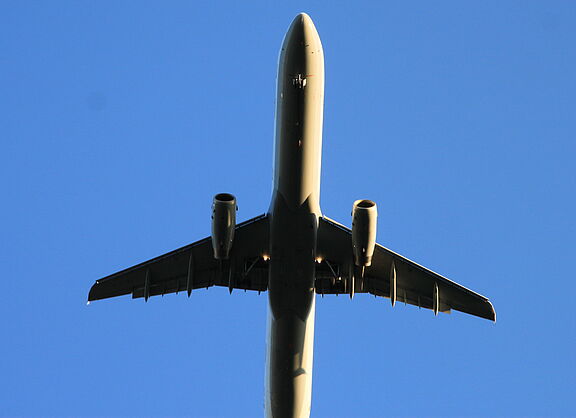 Flugzeug am blauen Himmel