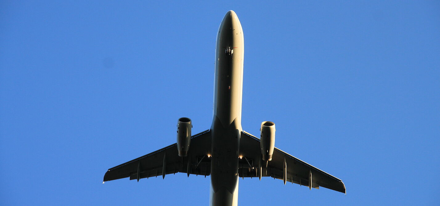 Flugzeug am blauen Himmel