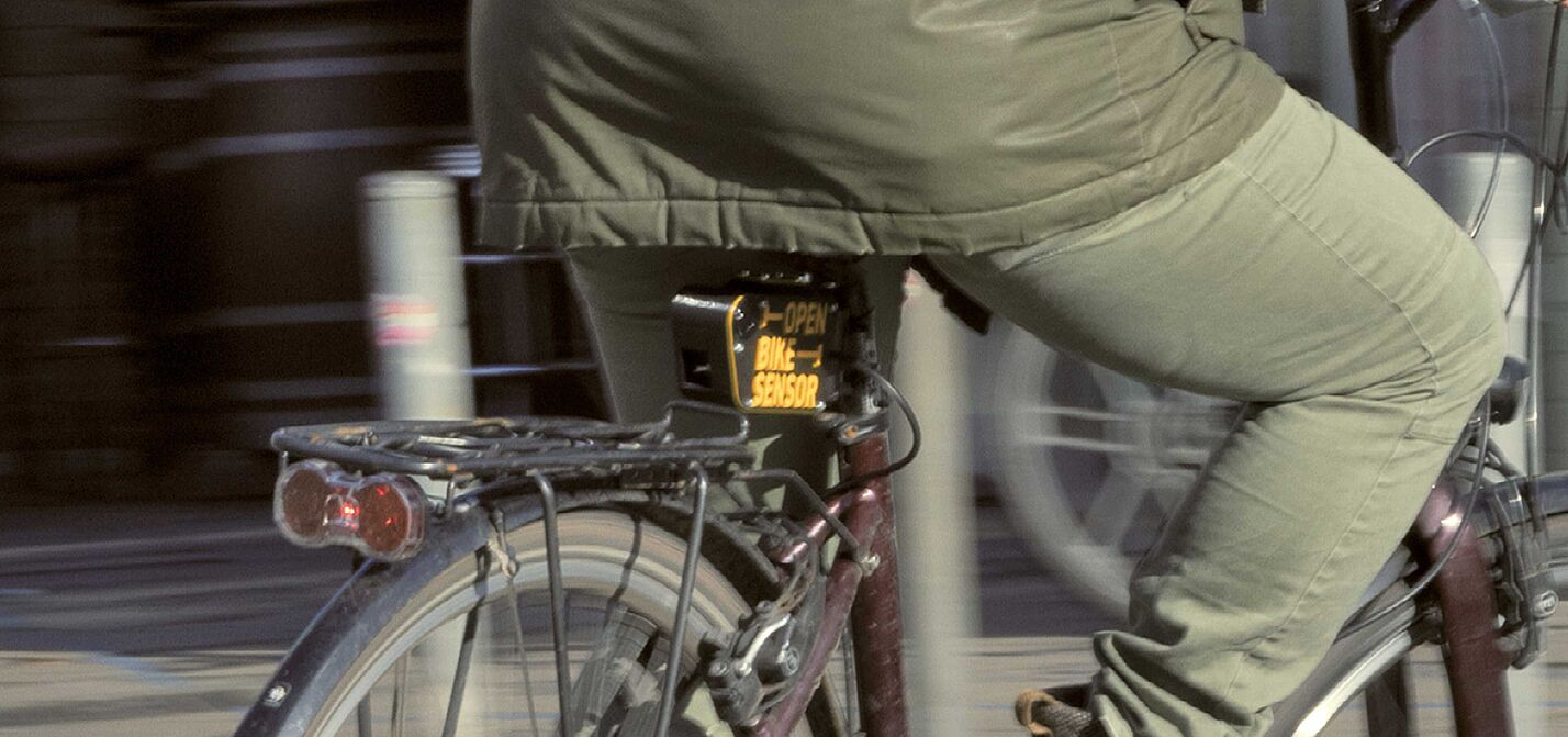 Der Open Bike Sensor ist auf einem fahrenden Fahrrad unter dem Sattel montiert 