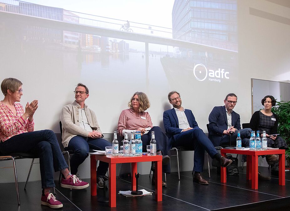 Podiumsdiskussion_2025 Die Teilnehmenden der Podiumsdiskussion von links nach rechts: Heike Sudmann, Richard Seelmaecker, Sandra Wilsdorf, Anjes Tjarks, Lars Pochnicht, Samina Mir.