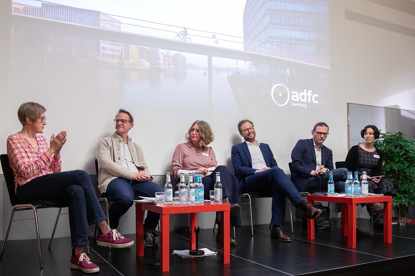 Die Teilnehmenden der Podiumsdiskussion von links nach rechts: Heike Sudmann, Richard Seelmaecker, Sandra Wilsdorf, Anjes Tjarks, Lars Pochnicht, Samina Mir.