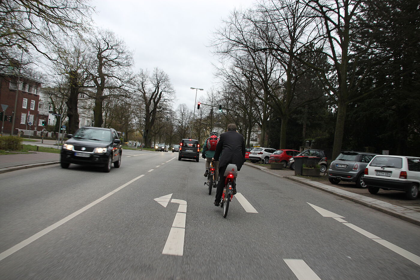 Auto- und Radfahrer*innen in einem Linksabbiegestreifen