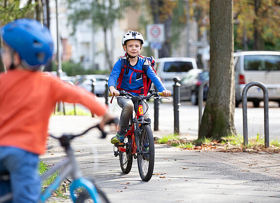 Ein Kind auf dem Schulweg - per Rad
