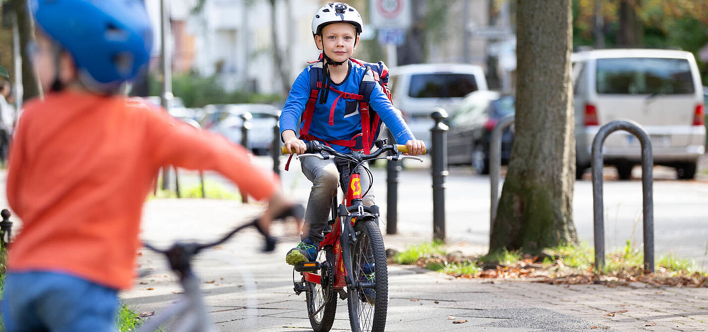 Ein Kind auf dem Schulweg - per Rad