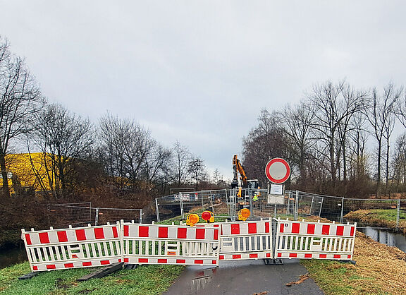 Moorburger Hinterdeich, komplett abgesperrt, im Hintergrund Baustelle und Bagger
