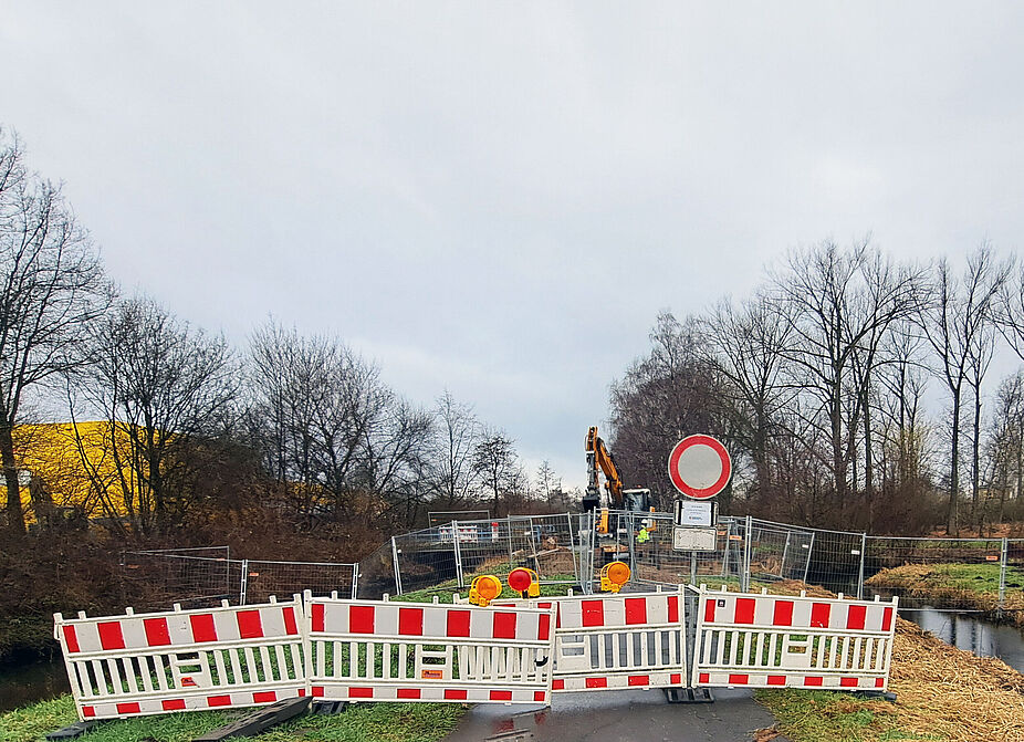 Vollsperrung des Moorburger Hinterdeich Moorburger Hinterdeich, komplett abgesperrt, im Hintergrund Baustelle und Bagger