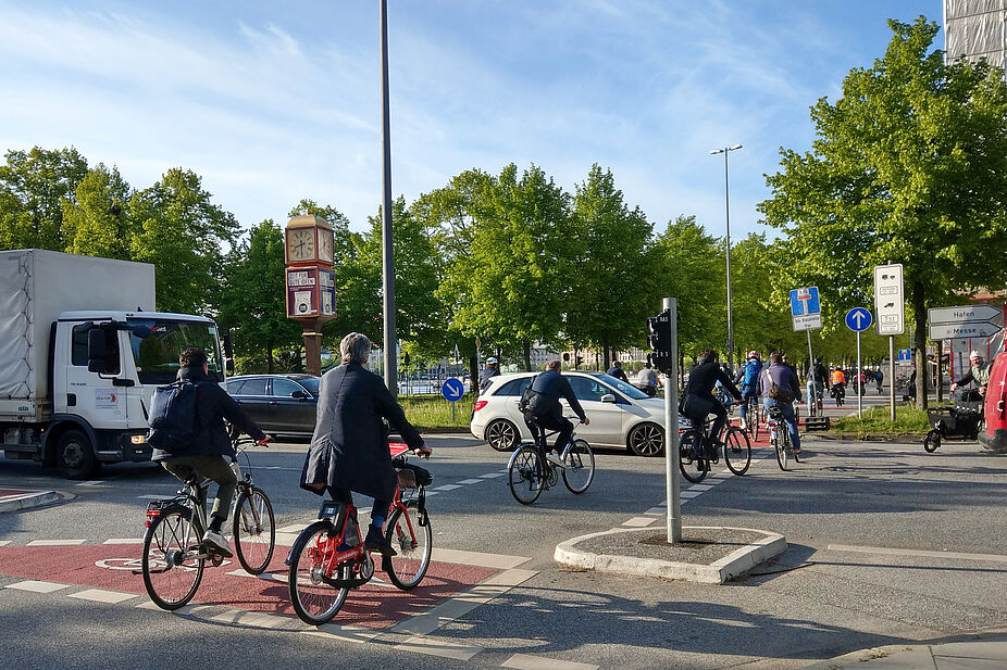 Radfahrende im Konflikt mit querenden Kfz Viele Radfahrende überqueren eine Kreuzung