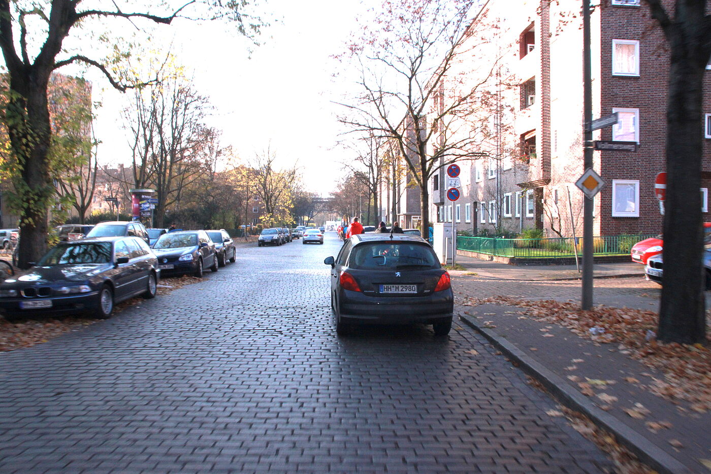 vor dem Umbau: Radfahrer*innen im Mischverkehr auf dem Pflaster oder versteckt neben den geparkten Autos auf dem Radweg