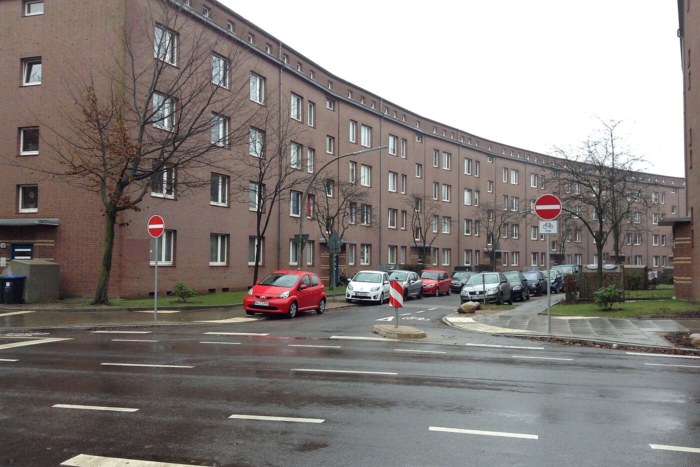 Einbahnstraße Krüßweg trifft auf die Rümkerstraße (gebaut im Oktober 2016): Insel schützt einfahrenden Radverkehr vor ausfahrenden Kfz.