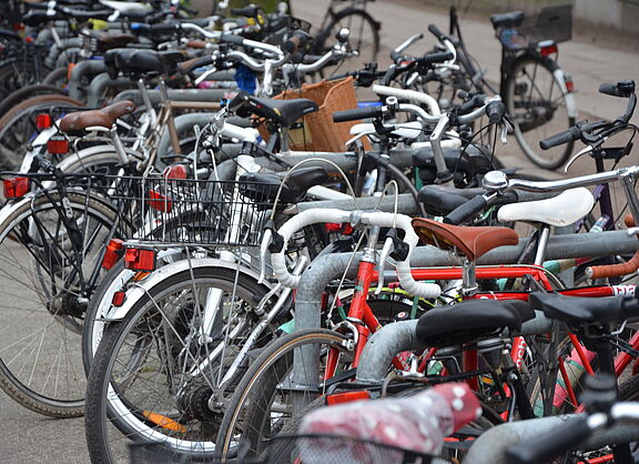 Fahrräder am Fahrradbügel