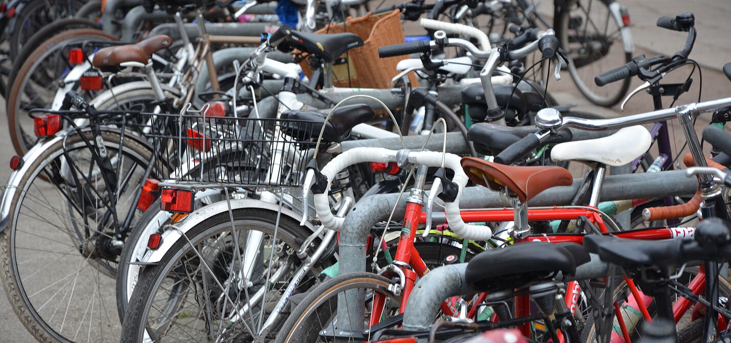 Fahrräder am Fahrradbügel
