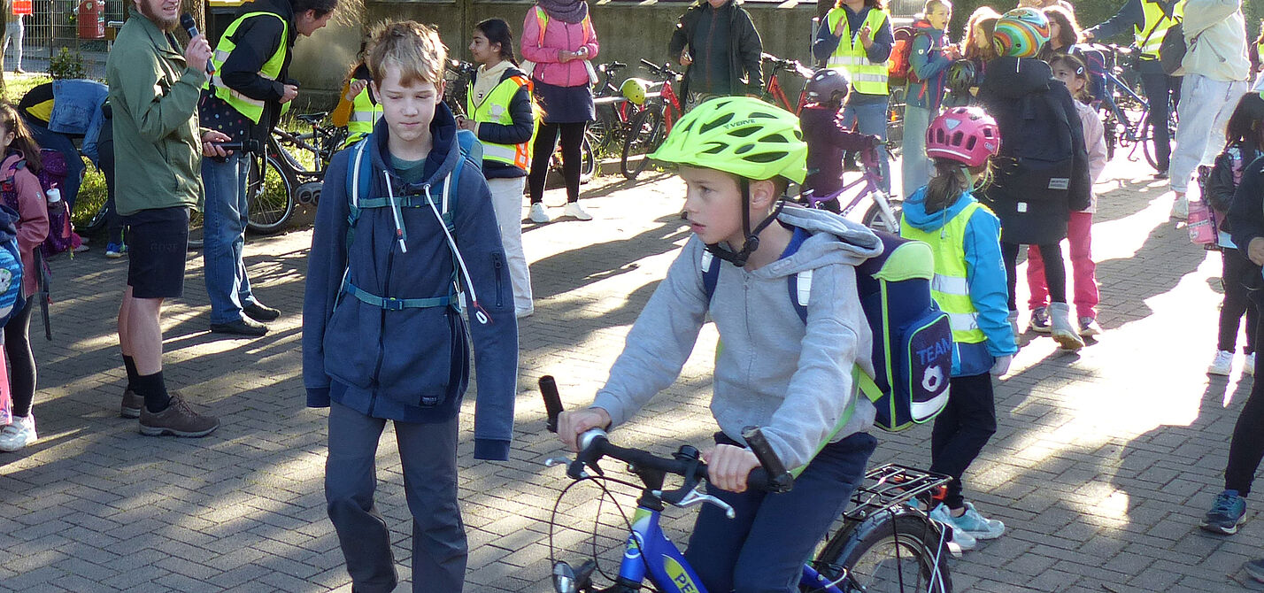 Schulstrasse Kind auf Fahrrad