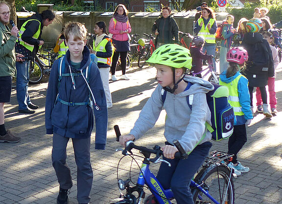 Schulstrasse Kind auf Fahrrad