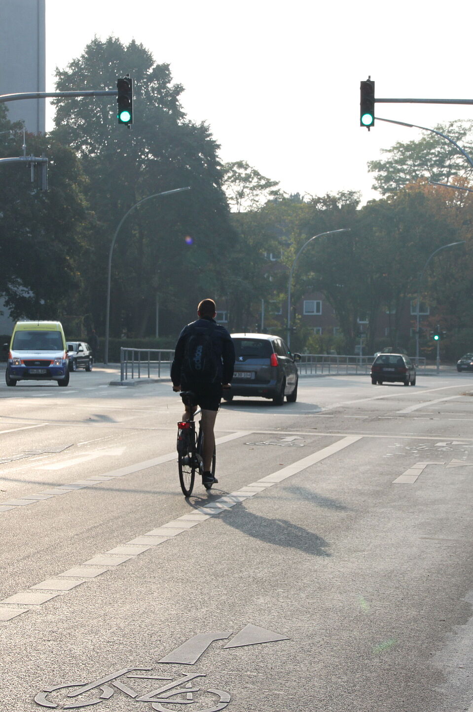 Radfahrstreifen links der Rechtsabbiegerspur Radfahrstreifen links der Rechtsabbiegerspur