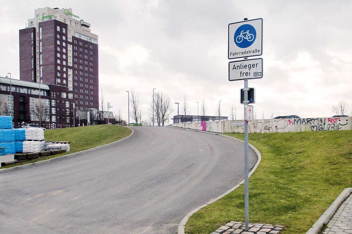 Diese Rampe am Billhafen Löschplatz ist mit genau 50 Metern nicht nur Teil des internationalen Elberadwegs, sondern auch die kürzeste Fahrradstraße Hamburgs.