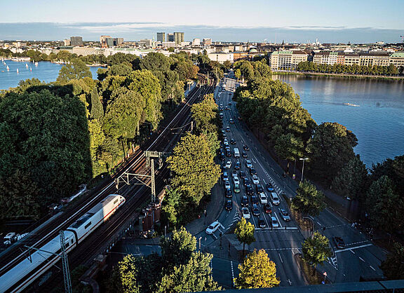 Viel Kfz-Verkehr auf der Lombardsbrücke, wenig Platz für andere Verkehrsteilnehmende