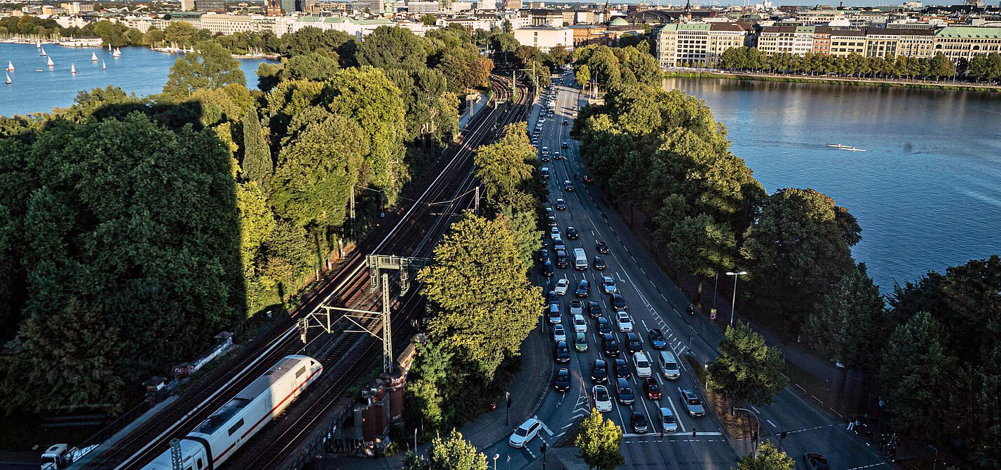 Viel Kfz-Verkehr auf der Lombardsbrücke, wenig Platz für andere Verkehrsteilnehmende