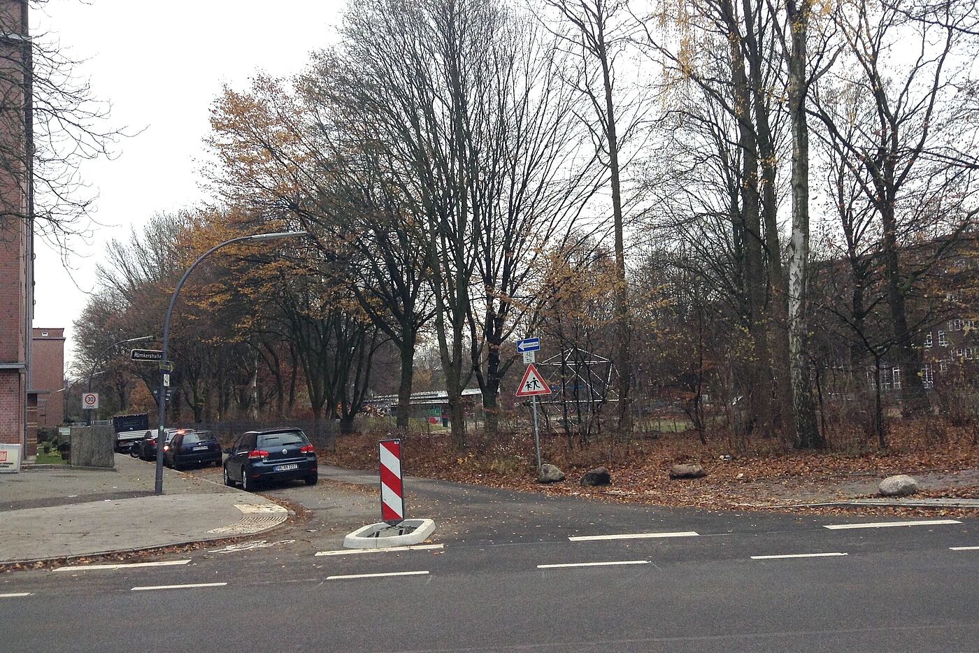 Kernerreihe/Rümkerstraße (gebaut im Oktober 2016): Insel schützt ausfahrenden Radverkehr vor einfahrendem Autoverkehr aus der Rümkerstraße